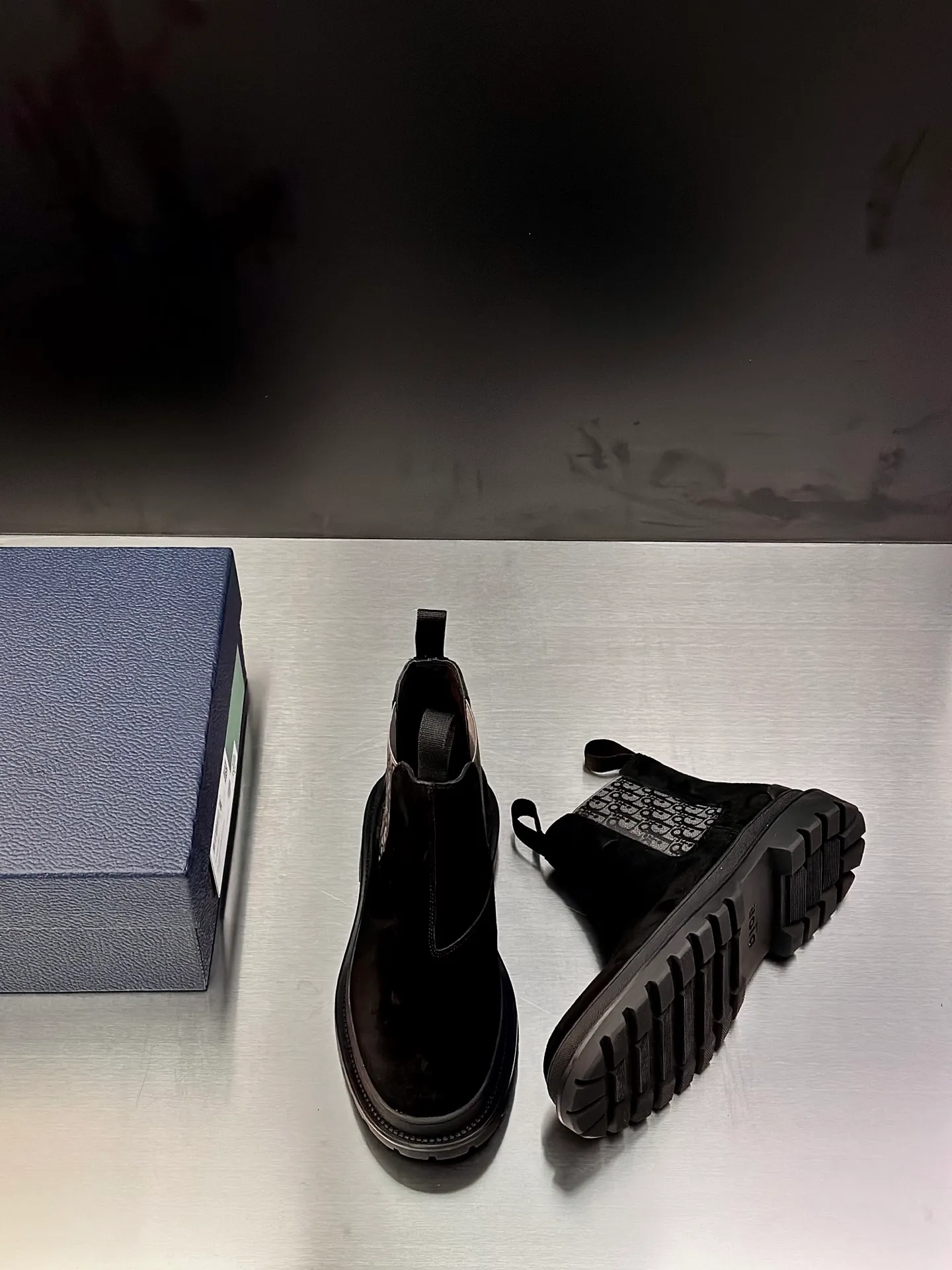 Men's shoes 💰920 Dior Dior high-top sneakers, top-quality goods produced in Dongguan, show version, leading counter trial style, Nappa cowhide material, light and breathable, soft and comfortable, easier to put on and take off, calfskin leather edging, distinctive sports style, genuine leather tongue Dior letter badge, showing the brand style, lightweight embossed pattern rubber sole, light and genuine leather feet, with original packaging Size: 39-40-41-42-43-44 (45, 46 customized) leather shoe size